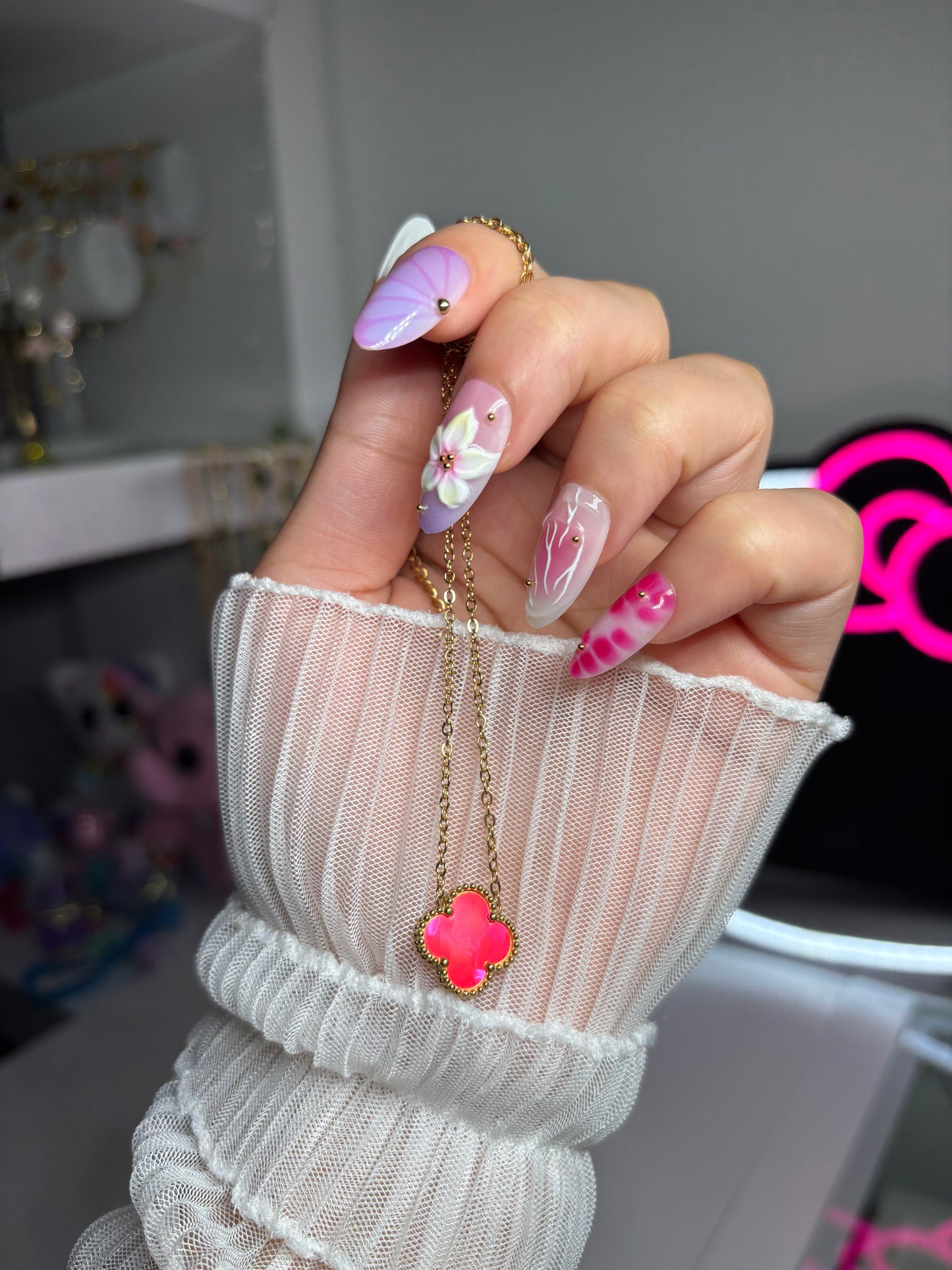 Clover necklace neon